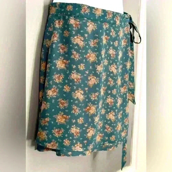 American Eagle Mini Floral Skirt (405) - Picture 4 of 11